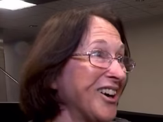 Panfletos claustrofóbicos sofrem ataques de pânico enquanto esperam em túneis subterrâneos escuros no aeroporto de Houston, enquanto o tempo de espera da TSA se aproxima de cinco horas