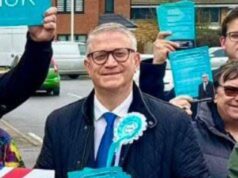 O parlamentar conservador Andrew Rosindale, que desertou da Reforma, processou os conservadores locais depois que eles o trancaram fora de seu escritório