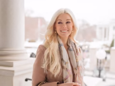 A humilhação pública do jovem assessor por parte de Trump colocou-o num caminho notável. Agora a rainha das boas maneiras, ela revela o ‘movimento de poder’ que aperfeiçoou para cortejar o impetuoso Donald.