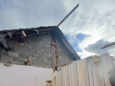 Jovem família sem-teto depois que ‘construtor cowboy’ os resgatou de £ 100.000. Casal usa lonas para janelas