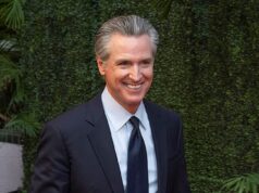 O escritório de Gavin Newsom lançou calúnias homofóbicas contra o jornalista que expôs a fraude na Califórnia