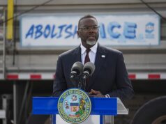 Indignação quando o prefeito progressista de Chicago revela o limpa-neve ‘Abolir o ICE’ dias depois que uma mulher inocente foi morta ‘por um imigrante ilegal’ em uma cidade ventosa dominada pelo crime