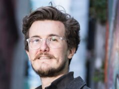 Uma selvagem guerra de palavras irrompe entre ativistas do tipo “bebê chorão” e magnatas da propriedade “fora de alcance” enquanto o debate sobre a crise imobiliária se transforma em espirais: “exploração”