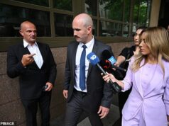 O neonazista Thomas Sewell obteve uma enorme vitória judicial, já que mais de uma dúzia de acusações contra ele foram retiradas – mas o campo aborígine ainda enfrentará julgamento por seu suposto ataque à soberania.