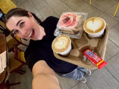 O jovem proprietário de um café ficou ‘abalado’ depois que o cliente disparou um aumento de 80 centavos no preço de seu café diário – enquanto os australianos estão divididos sobre se o aumento era razoável