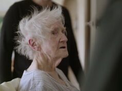 Os telespectadores da BBC ficaram com o coração partido pelas cenas da ambulância enquanto o frágil homem de 94 anos desmaiava no chão por cinco horas.