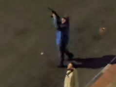 Momentos em que agentes iranianos disparam contra prédios de apartamentos para impedir cantos anti-Khamenei enquanto a marcha pró-regime passa