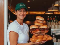 A dona de uma padaria australiana revelou seu desgosto depois que a nova loja de bagels foi vandalizada com odiosos grafites anti-semitas antes de abrir suas portas.