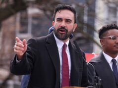 O prefeito socialista de Nova York deu meia-volta em duas políticas eleitorais importantes, escolas e aluguel, enquanto tenta tapar um buraco negro no orçamento.