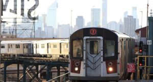 Adolescente esfaqueado até a morte na frente de passageiros em pânico no metrô de Manhattan durante a hora do rush