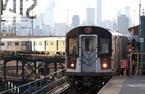 Adolescente esfaqueado até a morte na frente de passageiros em pânico no metrô de Manhattan durante a hora do rush