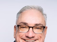 Segredos do passado voltam para assombrar o CEO no centro de uma batalha legal de grande sucesso sobre drogas, jogos de azar e peculato pela clínica de cirurgia estética das estrelas.