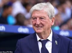 Roy Hodgson saiu da aposentadoria aos 78 anos para assumir o comando do clube inglês que dirigiu há mais de 43 anos, em uma mudança surpreendente.