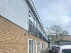 Supostos inquilinos temem que as famílias fiquem desabrigadas, já que o conselho afirma que oito casas geminadas foram construídas ilegalmente em terrenos para dar lugar a unidades de armazenamento