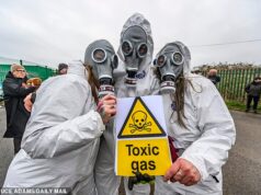 ‘Pare com o cheiro! Moradores usam máscaras de gás e trajes anti-risco enquanto exigem alertas para proteger a saúde das crianças após ‘hemorragias nasais e dificuldades respiratórias’