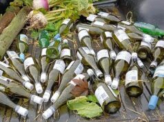 O caminhão basculante Sauvignon Blanc deixa sacos cheios de garrafas na pitoresca zona rural de Yorkshire, enquanto os moradores dizem que vão caçar o culpado misterioso com câmeras de trilha