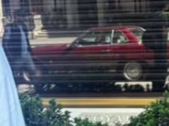 Motorista de Bentley roubado relógio de £ 65.000 por migrantes argelinos capturado pela câmera segundos antes do roubo