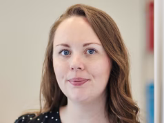 Mãe cujo bebê nasceu morto depois de ser mandado para casa após sangramento hospitalar recebeu £ 130.000