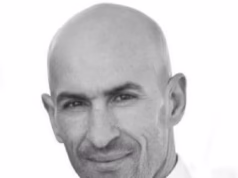 Um chef de 59 anos que molestou mulheres depois de lhes aplicar ‘terapia de toque’ enquanto se exercitavam na praia de Brighton foi preso por seis anos