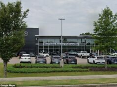 Proprietário orgulhoso de uma Mercedes irritado com o local onde os funcionários da concessionária levaram seu carro depois de entregá-lo para manutenção