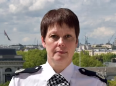 Policiais agressores trabalhando em Londres com salário da Força Escocesa