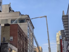 O centro de Toronto foi abalado pela explosão enquanto os bombeiros lutavam contra um enorme incêndio em um prédio