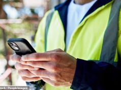 O jovem tradie é demitido pelo hábito muito comum de telefonar do qual todos somos culpados