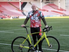 Mike Tyndall e seus amigos lançam passeio beneficente de bicicleta em uma partida de rugby em homenagem ao ex-astro do MND Ed Slater