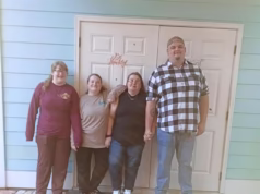 Cinco pessoas, incluindo uma mãe e suas duas filhas, morreram em um acidente fatal entre um trem e uma van no Mississippi.