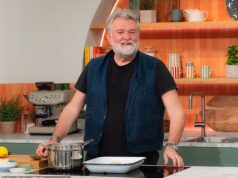 Harry Byker Sea King compartilha sua culpa por filmar sem o falecido co-apresentador Dave Myers.