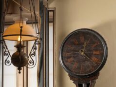 Não se esqueça! Voluntários ajustam relógios históricos em casas de campo enquanto os relógios avançam esta noite