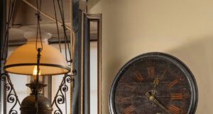 Não se esqueça! Voluntários ajustam relógios históricos em casas de campo enquanto os relógios avançam esta noite