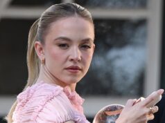 A estrela da White Lotus, Sidney Sweeney, fica rosa enquanto filma um anúncio de produtos para cabelos de luxo no palácio conhecido como ‘Versalhes Português’