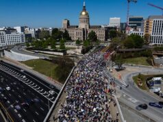 A violência eclodiu no protesto No Kings, quando manifestantes atiraram pedras contra agentes, dispararam gás lacrimogêneo e multidões rivais entraram em confronto em frente a uma das propriedades premiadas de Trump.