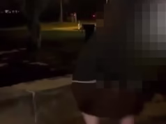 Momento chocante, menina de 14 anos, socada e chutada por uma bandida – enquanto o pai furioso da vítima fala