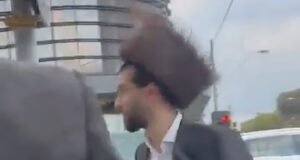 Cenas mostram mulheres em carros “roubados” jogando ovos em pedestres e gritando abusos antissemitas contra um grupo de homens judeus