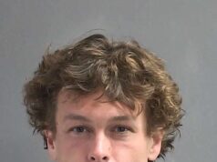 Momento incrível que a polícia persegue suspeito em paddleboard enquanto ele tenta nadar para longe