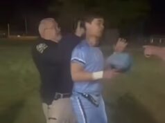 Momento chocante: a polícia da escola atingiu um jovem jogador de beisebol na cabeça com seu Taser na frente de pais furiosos