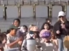 Robô humanóide traz alegria à cidade de Nova York enquanto crianças o perseguem em um parque icônico