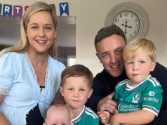 Mãe de três filhos, cujas dores de cabeça foram consideradas infecções de ouvido enquanto ela estava de licença maternidade, foi diagnosticada com um câncer raro