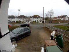 Momento em que mulher quebra o ombro após cair na lixeira enquanto tentava limpá-la