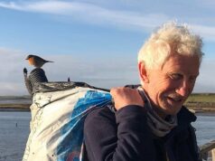 22.250 tampas de garrafas, 4.160 garrafas e 3.756 cotonetes de praias na Grã-Bretanha mostram limpadores de praia coletando lixo plástico