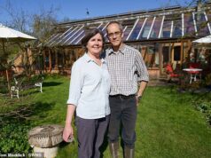 Economizamos £ 2.000 por ano morando em uma comunidade fora da rede – mas morar lá exige trabalhar 600 horas