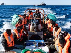 A UE quer abrir centros de refugiados em África dentro de meses, devido à repressão aos migrantes, dois anos depois de a Grã-Bretanha ter abandonado o projecto do Ruanda