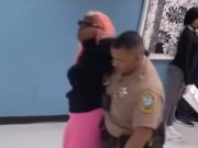 Caos no aeroporto de Miami depois que três mulheres tentaram embarcar em um voo da Frontier com excesso de bagagem