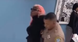 Caos no aeroporto de Miami depois que três mulheres tentaram embarcar em um voo da Frontier com excesso de bagagem