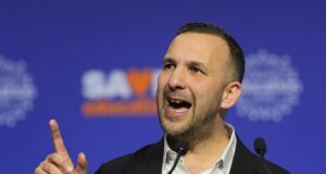 Polanski fala em aumentar os salários dos professores, reverter os testes e lutar contra a direita – tudo para tributar os ricos.