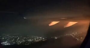 O motor de um avião da Delta pegou fogo após a decolagem de um aeroporto brasileiro, enquanto passageiros em pânico enchiam a cabine de gritos.