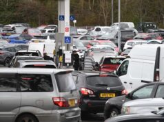 Os motoristas foram alertados para não entrarem em pânico ao comprar combustível, pois o medo de escassez se aproxima