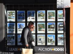 Os australianos com hipotecas terríveis terão que esperar dois anos pelos cortes nas taxas de juros – mas há uma fresta de esperança para os compradores de casas